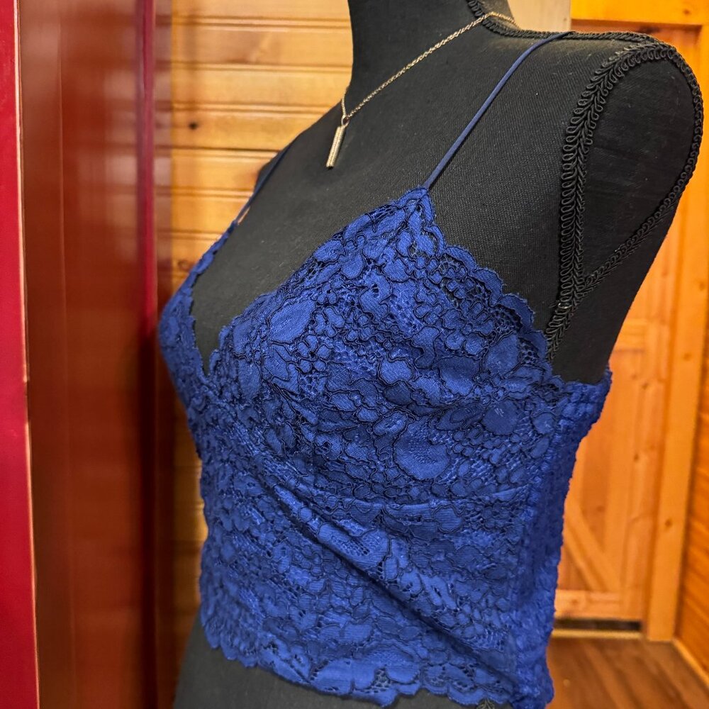 EXPRESS LACE CROP TOP M